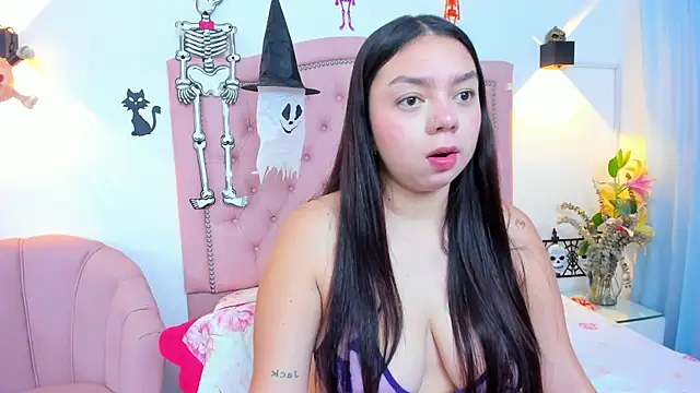 Snapshot of Ferzaya chatting on 10.28.25 Ferzaya online show from 10.28.25