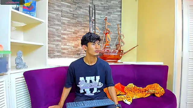 Snapshot of Holdme_Hot chatting on 09.09.25 Holdme Hot online show from 09.09.25