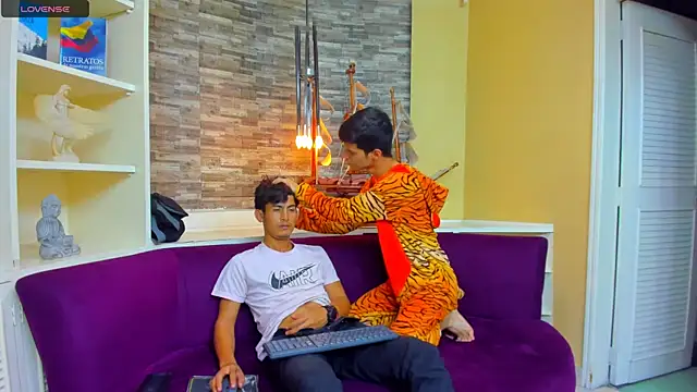 Snapshot of Holdme_Hot chatting on 09.10.25 Holdme Hot online show from 09.10.25