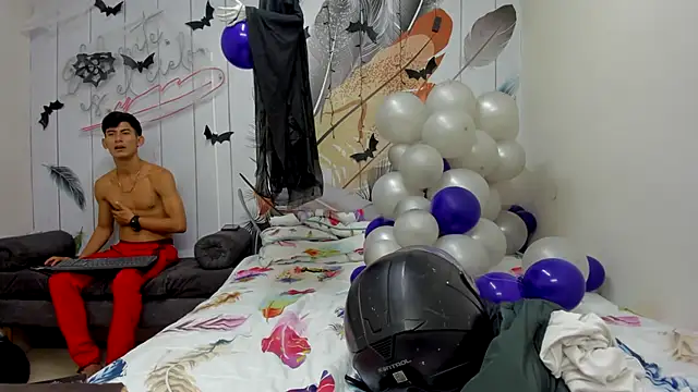 Snapshot of Holdme_Hot chatting on 10.11.25 Holdme Hot online show from 10.11.25