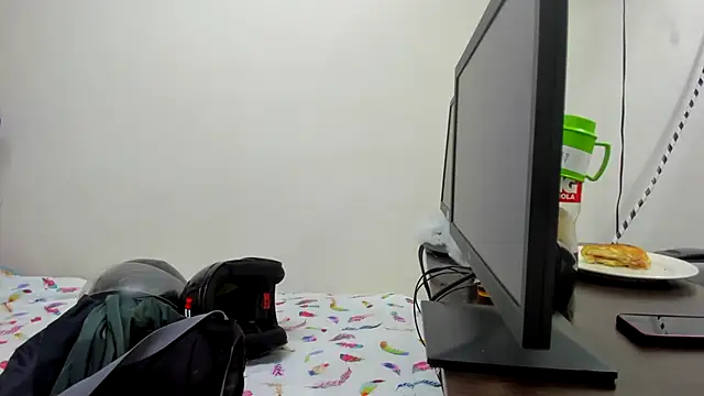 Snapshot of Holdme_Hot chatting on 10.20.25 Holdme Hot online show from 10.20.25