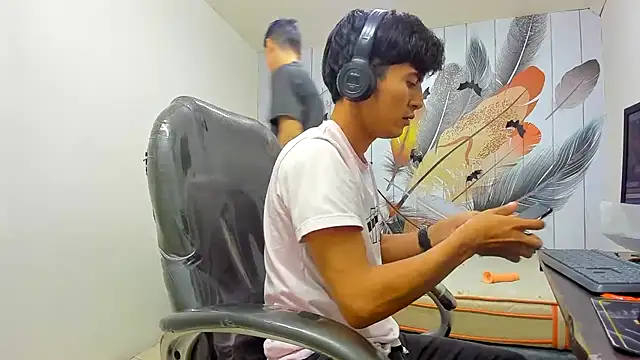 Snapshot of Holdme_Hot chatting on 11.04.25 Holdme Hot online show from 11.04.25