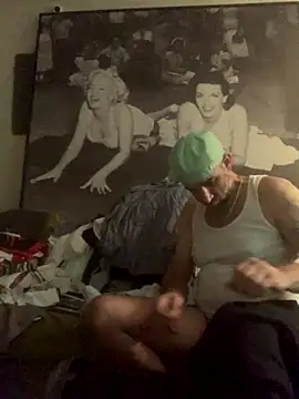 Snapshot of Hothotboyg chatting on 10.02.25 Hothotboyg online show from 10.02.25