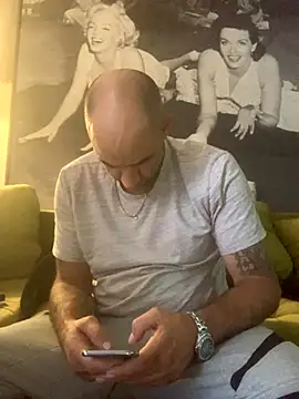 Snapshot of Hothotboyg chatting on 10.09.25 Hothotboyg online show from 10.09.25