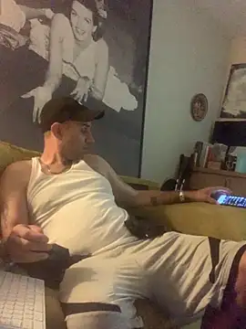 Snapshot of Hothotboyg chatting on 10.23.25 Hothotboyg online show from 10.23.25