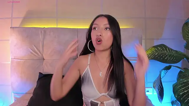 Luna Moo  online show from 10.11.25