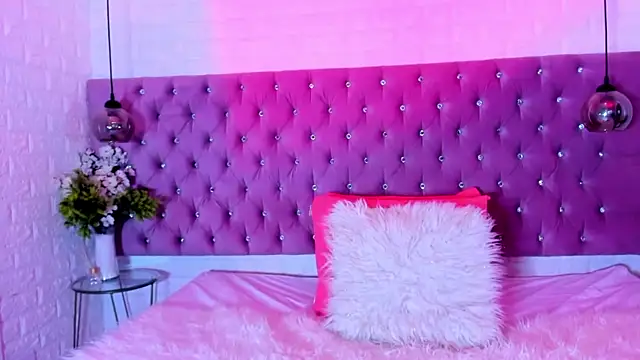 Scarlet Monroee online show from 09.24.25