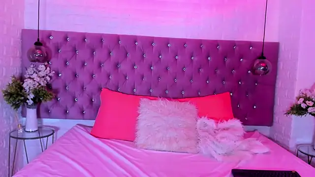 Scarlet Monroee online show from 10.04.25