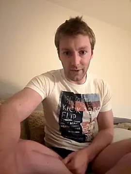 Snapshot of blueblondguy chatting on 10.21.25 blueblondguy online show from 10.21.25