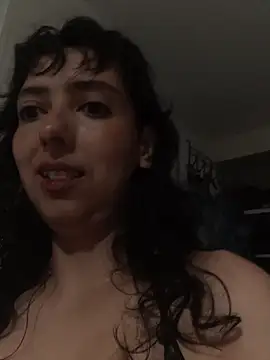 a Malgosia mako online show from 10.26.25