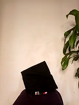 Liahdiaz  online show from 12.18.25