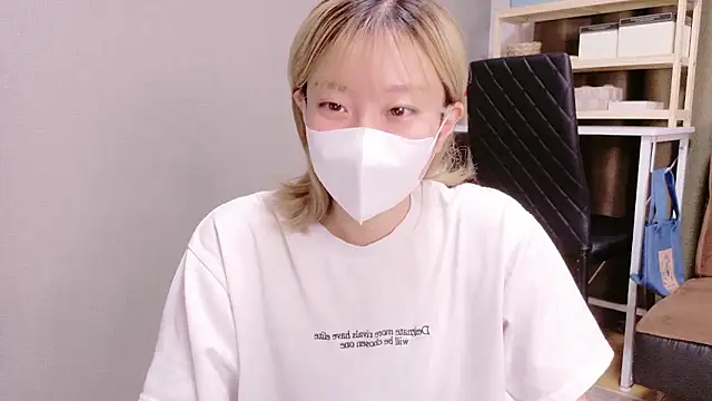 Snapshot of Nana__ch chatting on 10.21.25 Nana  ch online show from 10.21.25