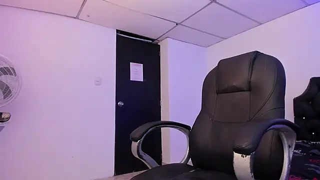 Snapshot of Jeremyy_Boy chatting on 10.17.25 Jeremyy Boy online show from 10.17.25