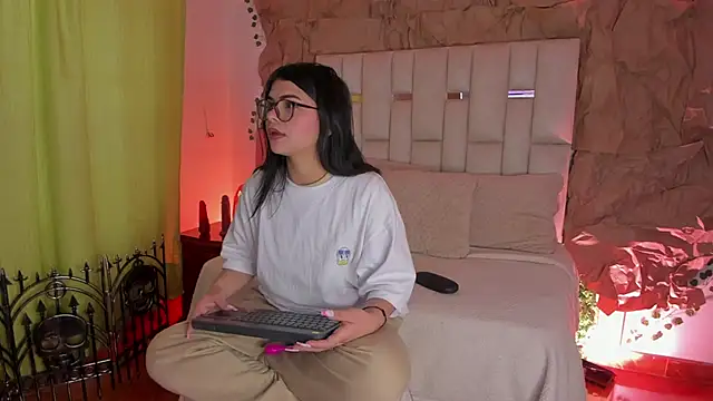 Snapshot of Jade_Nmm chatting on 10.10.25 Jade Nmm online show from 10.10.25