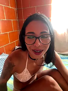 Snapshot of Emma__cumlovee chatting on 09.10.25 Emma  cumlovee online show from 09.10.25