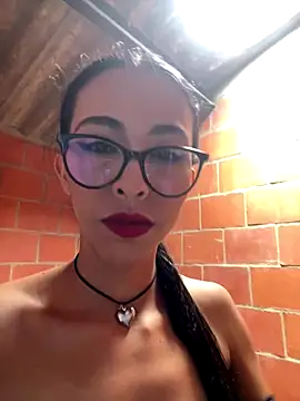 Snapshot of Emma__cumlovee chatting on 10.08.25 Emma  cumlovee online show from 10.08.25