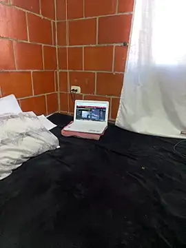 Snapshot of Emma__cumlovee chatting on 10.24.25 Emma  cumlovee online show from 10.24.25