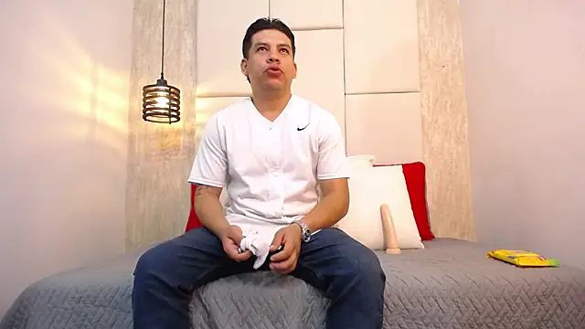 Snapshot of Dominic_Taylor_ chatting on 09.18.25 Dominic Taylor online show from 09.18.25