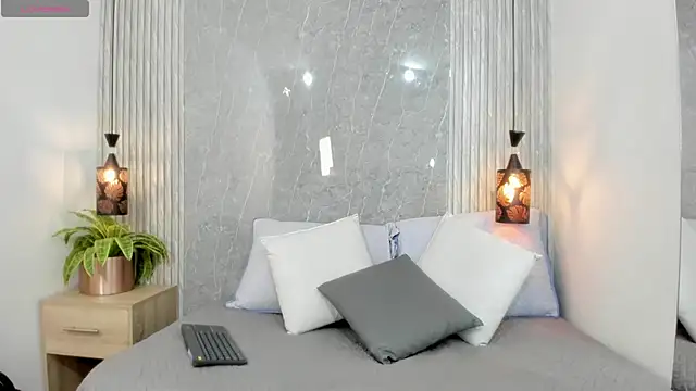 Snapshot of Dominic_Taylor_ chatting on 10.17.25 Dominic Taylor online show from 10.17.25