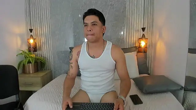 Snapshot of Dominic_Taylor_ chatting on 10.24.25 Dominic Taylor online show from 10.24.25