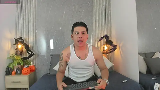 Snapshot of Dominic_Taylor_ chatting on 10.28.25 Dominic Taylor online show from 10.28.25