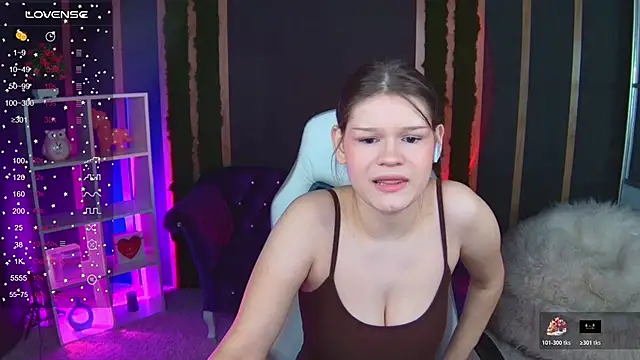 Snapshot of Lunamytrend chatting on 11.16.25 Lunamytrend online show from 11.16.25