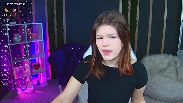 Snapshot of Lunamytrend chatting on 11.19.25 Lunamytrend online show from 11.19.25