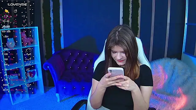 Snapshot of Lunamytrend chatting on 11.23.25 Lunamytrend online show from 11.23.25