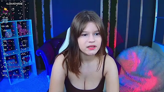 Snapshot of Lunamytrend chatting on 11.24.25 Lunamytrend online show from 11.24.25