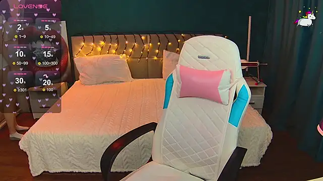 Snapshot of Lunamytrend chatting on 11.27.25 Lunamytrend online show from 11.27.25