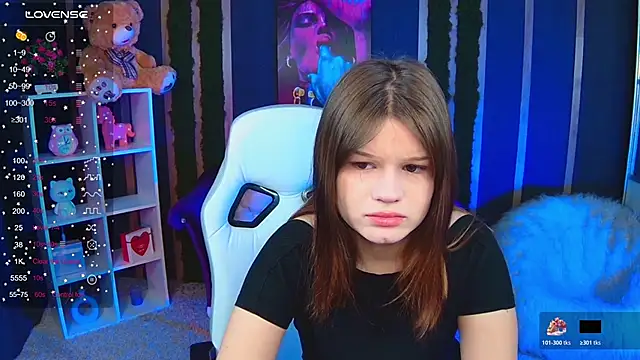 Snapshot of Lunamytrend chatting on 12.14.25 Lunamytrend online show from 12.14.25