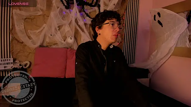 Snapshot of Desire_Ecstasy chatting on 10.25.25 Desire Ecstasy online show from 10.25.25