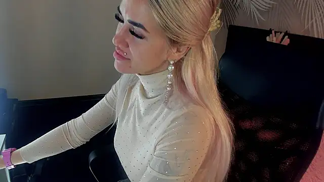 Kira Key online show from 11.02.25