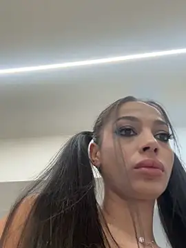 Snapshot of Bella_Vixen_ chatting on 09.28.25 Bella Vixen online show from 09.28.25