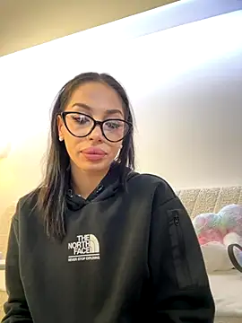 Snapshot of Bella_Vixen_ chatting on 10.13.25 Bella Vixen online show from 10.13.25