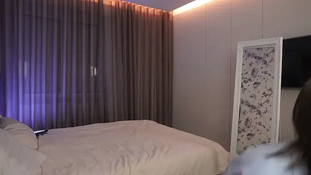 EsterCuute online show from 09.13.25