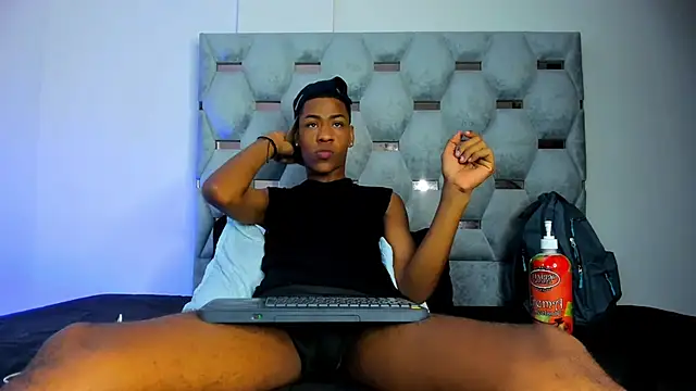 Snapshot of tiago_xxx_ chatting on 10.04.25 tiago xxx  online show from 10.04.25