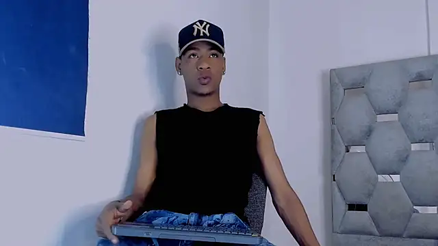 Snapshot of tiago_xxx_ chatting on 10.18.25 tiago xxx  online show from 10.18.25
