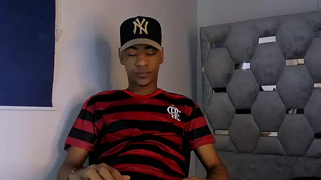 Snapshot of tiago_xxx_ chatting on 10.20.25 tiago xxx  online show from 10.20.25