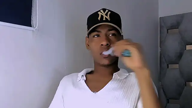Snapshot of tiago_xxx_ chatting on 10.21.25 tiago xxx  online show from 10.21.25