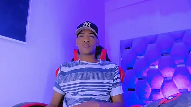 Snapshot of tiago_xxx_ chatting on 10.23.25 tiago xxx  online show from 10.23.25