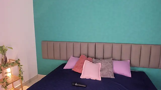 Snapshot of ThaliaOcean chatting on 09.17.25 ThaliaOcean online show from 09.17.25