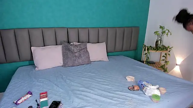 Snapshot of ThaliaOcean chatting on 10.14.25 ThaliaOcean online show from 10.14.25