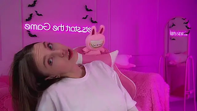 Snapshot of VeronicaVances chatting on 10.21.25 VeronicaVances online show from 10.21.25