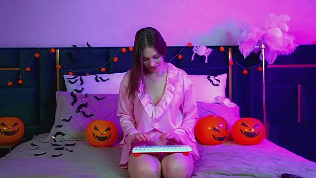 Snapshot of VeronicaVances chatting on 10.22.25 VeronicaVances online show from 10.22.25