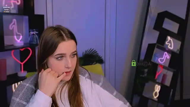 Snapshot of luna_tin chatting on 09.30.25 luna tin online show from 09.30.25