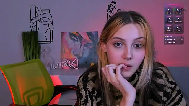 Snapshot of luna_tin chatting on 10.09.25 luna tin online show from 10.09.25