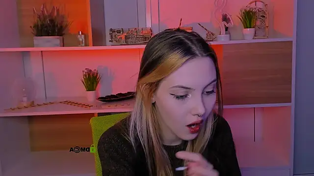 Snapshot of luna_tin chatting on 10.14.25 luna tin online show from 10.14.25