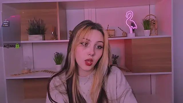 Snapshot of luna_tin chatting on 10.17.25 luna tin online show from 10.17.25