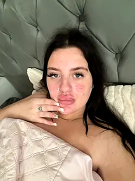 Snapshot of Victoriasteel chatting on 09.24.25 Victoriasteel online show from 09.24.25